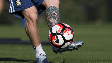 Lionel messi cumplió su promesa y firmó impresionante tatuaje de hincha brasileño. El nuevo tatuaje de Messi - Mendoza Post