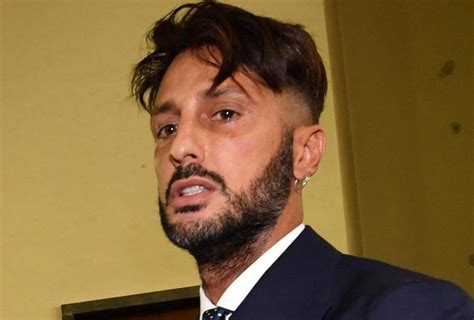 Fabrizio corona ammette che nel suo ambiente molti lavorano in nero alcuni decidono di mettere i soldi in conti all'estero altri in. Fabrizio Corona grande sofferenza per la condanna | Il messaggio