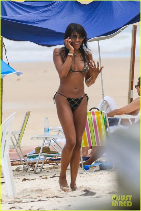 Kat campbell pics and quotes. Kate Moss & Naomi Campbell Flaunt Sexy Bikini Bodies in ...