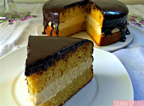 Boston cream pie is a heavenly combination of light buttery layer cake, creamy vanilla custard and rich chocolate icing. Creando Cupcakes: Boston Cream Pie