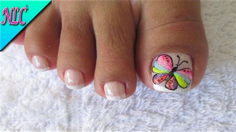 Estas uñas decoradas pueden parecer demasiado para la mayoría, pero es bastante creativo y a pesar de que seguramente sea uno de los diseños realizados con pegatinas se requiere gran habilidad para esculpir las uñas y poner el diseño justo en su sitio. Imagenes De Unas Decoradas Para Pies Con Flores Y Mariposas - Flores de Papel