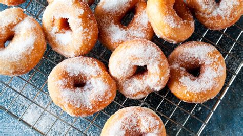 Nada como una deliciosa receta de postres o una merienda de lo más dulce para alegrarnos el día. Receta de rosquillas de nata fritas