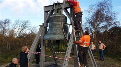 De vereniging erepeloton waalsdorp organiseert en begeleidt de jaarlijkse dodenherdenking op 4 mei op de waalsdorpervlakte te den haag/wassenaar Bourdonklok Waalsdorpervlakte heeft nieuwe klepel | NOS