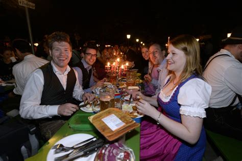 Das teehaus im englischen garten, gelegen in unmittelbarer nachbarschaft zum schloss bellevue zwischen siegessäule und hansaviertel, ist ein ort freundlicher gastlichkeit. Kocherlball im Englischen Garten - Die Bilder - München ...