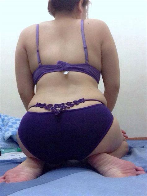 Suaminya selalu pergi cukup lama dan hanya beberapa hari tinggal di rumah. CERITA DEWASA: Gaya Seksi MILF STW ( IGO )