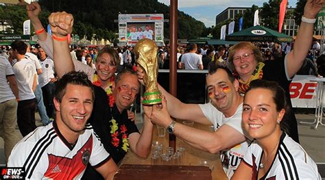 Die fußball weltmeisterschaft gilt nach den olympischen spielen als das weltweit bedeutendste sportereignis. #WM2014 - Heute vor 24 Jahren wurde Deutschland Fußball ...