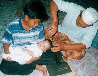 Aqiqah dilaksanakan pada hari ke tujuh atau ke empat. Ensiklopedia Muslim (موسوعة المسلم): Bercukur Bayi