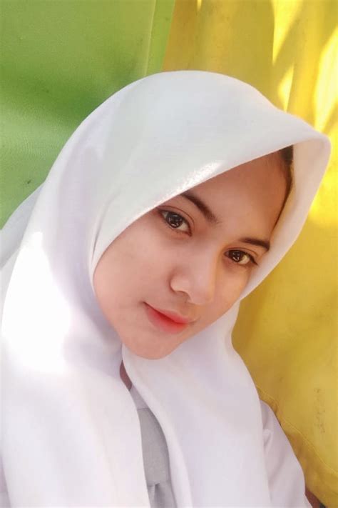 Kecantikan gadis berhijab memang akan selalu membuat hati adem dengan gaun yg semampai, b. Foto Cewek2 Cantik Lucu Berhijab Anak Remaja Sma - Kecil