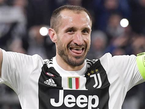 Giorgio chiellini is an italian footballer who currently plays for serie a club juventus and the italian chiellini was signed by juventus in the summer 2004 for €6.5 million. Giorgio Chiellini "punta" l'Inter | L'ARENA del CALCIO