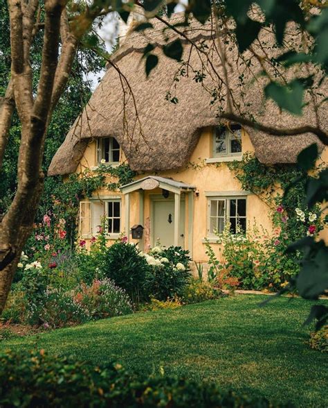 English Chocolate Box Thatch Cottage | Thatched cottage, Dream cottage, Cozy cottage