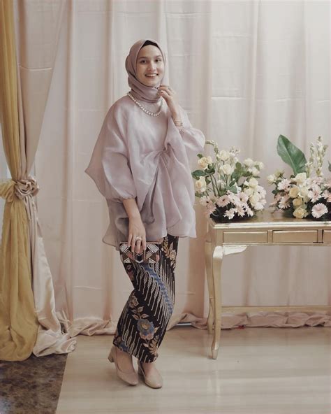 Pose foto ala selebgram, cari sudut terbaik wajah. Outfit Baju Kondangan Berhijab Ala Selebgram 2018