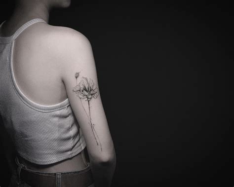 Memang motif bunga paling banyak digunakan oleh kalangan wanita. 35 Tato Bunga Hitam Buat Wanita - Tattoo Magz