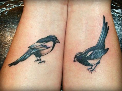 Magpies are medium birds with long plumes on wings. magpie tattoo | Tatuering