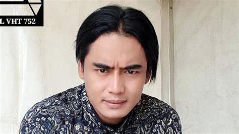 Wanita yang akan mengangkat dan membangun orang lain, yang akan mencintai dan dicintai. Beredar Ijazah dengan Foto Mirip Charly Van Houten, Nama ...