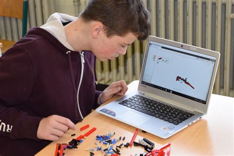 Build a robotic puppet and tell stories, make your own musical instruments and game controllers, or whatever else you can. Programmieren mit Lego Mindstorms EV3 - Hardbergschule