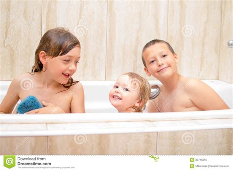 I have been compiling a list of things we will miss about paris. Bambini che bagnano immagine stock. Immagine di salute ...