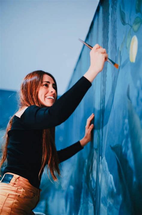 El presidente había estado en marzo por primera vez en mendoza en su calidad de presidente y allí había recibido por parte del gobierno de rodolfo suárez un cuadro muy llamativo con el que posé para las fotos.el cuadro que pintó. Florencia Aise: la artista mendocina que conmueve al mundo ...