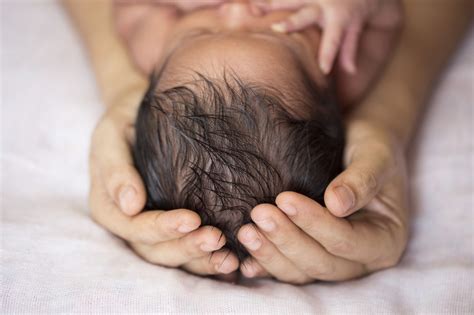 Minyak penyu ini punya banyak manfaat. Manfaat Penting Minyak Rambut untuk Bayi | Johnson's® Baby ...