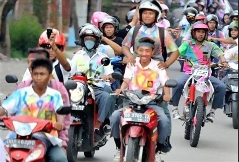 Adanya berbagai masalah sosial di lingkungan masyarakat dapat membawa dampak bagi masyarakat itu sendiri. "Kenakalan Remaja" Pengertian dan Contohnya Lengkap ...