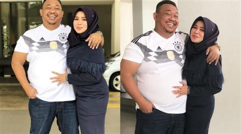 Wajahnya cantik dengan mata bulat indah, hidung mancung dan bibir yang tebal sensual dan selalu basah mengundang lelaki manapun untuk melumatnya. 'Koleksi Baju Seksi Hanya Pakai Untuk Suami Tercinta ...