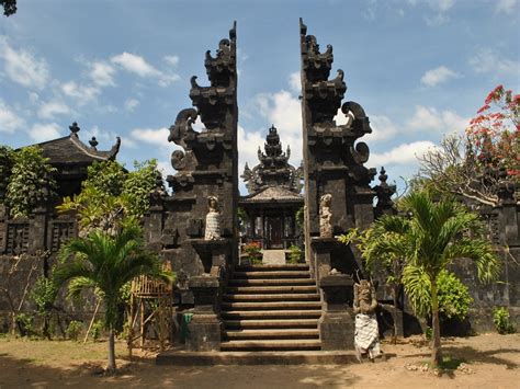 Rumah adat bali sarat dengan budaya dan filosofi. Mengenal Candi Bentar Yang Ada di Rumah Adat Bali ...