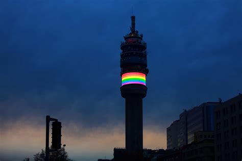 En la zona universitaria de madrid, el loyola es el único colegio que ha quieren desalojar ciudad universitaria en dos días. Torre Entel se iluminó durante la noche del domingo con la ...