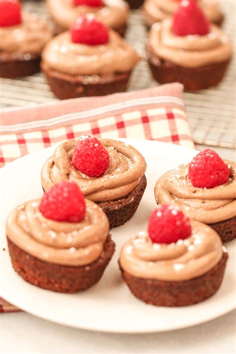 These are two bite chocolate mousse cups! Easy Raspberry Chocolate Mousse Brownie Cups from Six ...