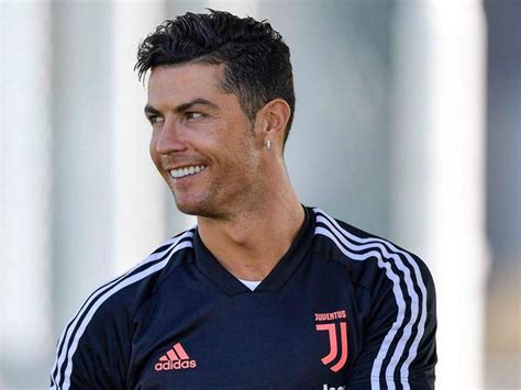 Cristiano ronaldo играет с 2018 в ювентус (юве). Криштиану Роналду тайно женился на давней подруге ...