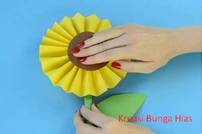 Pada kesempatan kali ini creativo youtube akan berbagi cara untuk membuat bunga matahari dari kertas origami, hasilnya dijamin keren abis buys. Cara Membuat Bunga Matahari Dari Kertas Karton - Kreasi ...