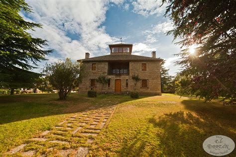 Para quererse sólo hace falta mirarse como ellos se miran. Galería de fotos "La Finca" | Torreón de Don Jacinto