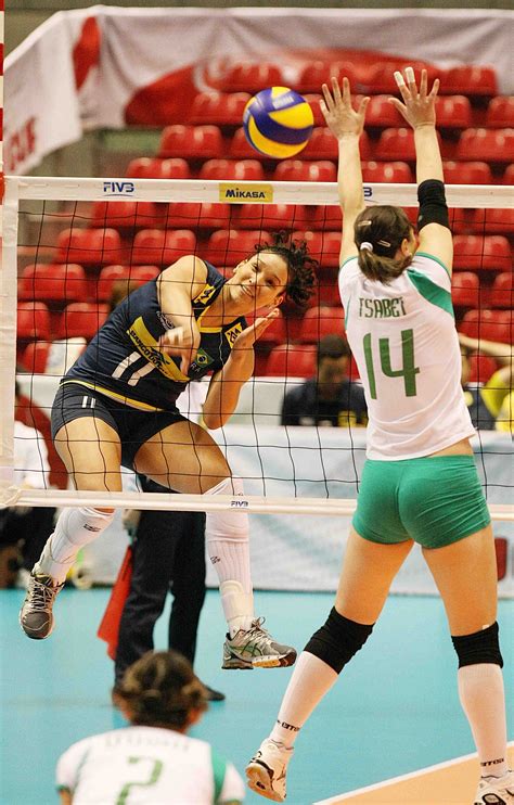 #tandara #tandara caixeta #volei #volleyball #voleybol #voleibol #brazil #brasil. Tandara ataca e faz o ponto em Brasil x Argelia ~ Volei Fotos