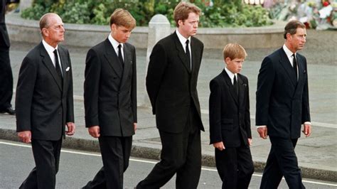 Su funeral fue un evento público que se trasmitió globalmente por televisión. Princess Diana's brother says he was 'lied to' about ...