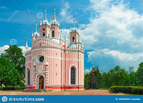 Gut zu wissen, dass ein großteil der architektonisch und historisch höchst bedeutsamen kirchen in sankt petersburg den atheismus des sowjetsystems relativ. Alte Schöne Kirche In Sankt Petersburg Stockfoto - Bild ...