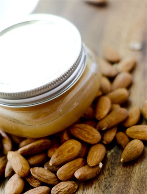 These 51 almond recipes are savory and sweet, salty and crunchy, perfect for all almond lovers! DIY: Homemade Almond Extract - Recipe Diaries