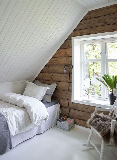 For you who wants to transform the attic part to become the best minimalist bedroom ever, try to paint the wall and roof part with white. Revêtement mural bois - nos idées tendance pour la déco ...