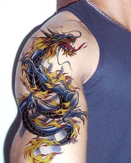 Ce tatouage représente un homme portant vêtu intégralement de noir qui monte sur un escalier le menant au ciel. Tatouage homme dragon : 18 superbes réalisations - Photos ...