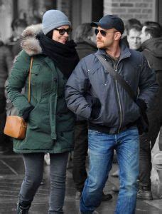 Самые новые твиты от laura prepon (@lauraprepon): Pregnant & Glowing Laura Prepon PDA Holding Hands With Ben ...