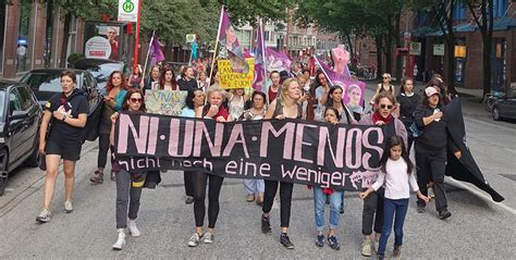 Ni una menos ist eine lateinamerikanische protestbewegung, die sich gegen sexualisierte gewalt positioniert. ANF | Demonstration gegen Feminizide: „Ni una menos!"