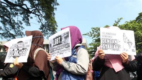 Find out what's happening in lgbt: Menyikapi LGBT yang Masih Jadi Ironi | IDEApers