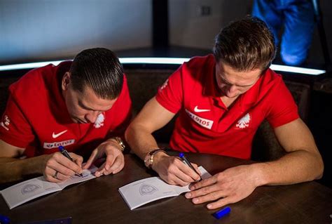 Wojciech szczęsny wziął udział w konferencji prasowej przed meczem swojego juventusu z lokomotiwem moskwa. Szczęsny i Krychowiak kłócą się o dzieci! - ESKA.pl