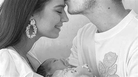 Maybe you would like to learn more about one of these? Baby-Überraschung: Mesut Özil zeigt neugeborene Tochter ...