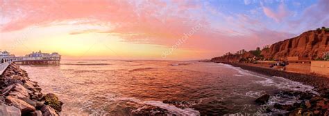 So entspannt ist es, anderen bei der arbeit zuzuschauen. Lima, peru, panoramische strand zonsondergang — Stockfoto ...