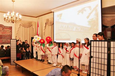 Rembulan senja pelan muncul di ufuk barat aku, duduk dan hanyut terbuai oh bintang, kejora susul sang angin malam panjang aku, diam dan hirup dalam nafas dapatkah, aku. Anak-anak Belajar Bahasa Indonesia di New York, Amerika ...