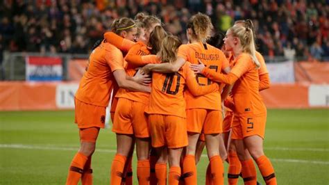 Voor het laatste nieuws over het nederlands elftal, de oranjeleeuwinnen, jong oranje en de overige nationale (jeugd)selecties. Nederlands vrouwenelftal | OnsOranje