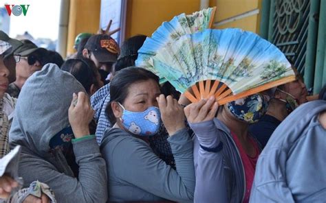 Ha gia lai được hưởng quả đá phạt ở đầu góc phải, tuy nhiên họ không thể gây nguy. Hình ảnh hàng nghìn cổ động viên xếp hàng mua vé xem trận ...