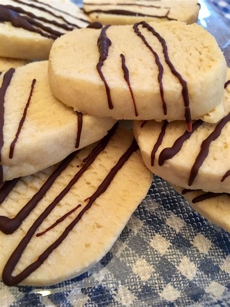 Once the butter is creamed, add in ½ cup of confectioners' sugar and ¼ cup of cornstarch. Cornstarch Shortbread Cookies Recipe : Traditional ...