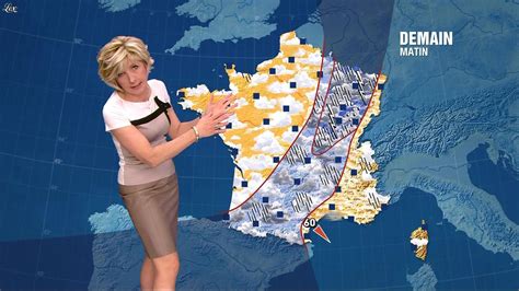 Evelyne dhéliat présente jour après jour les bulletins météorologiques, qu'il pleuve, qu'il vente ou qu'il neige. Evelyne Dhéliat dans la Meteo - 30/05/11 - 02