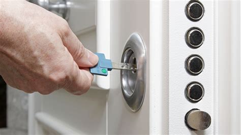 Une poignée intérieure contrôle simultanément l'ensemble des points de fermeture du vantail secondaire total de votre fenêtre ou porte pvc. Porte anti-effraction - Winfox