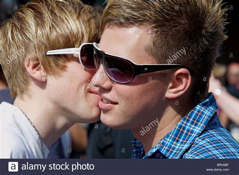 I mostly just like saying the. Les jeunes hommes homosexuels de s'embrasser dans la rue ...