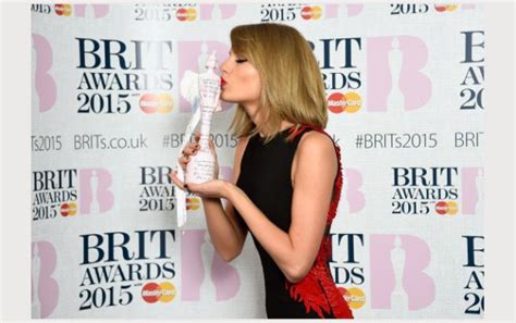 After the actress presented her taylor swift and maisie williams ensured all eyes were on them as they posed together on the red carpet at the brit awards on tuesday. Femina | Brit Awards: Ed Sheeran et Taylor Swift couronnés